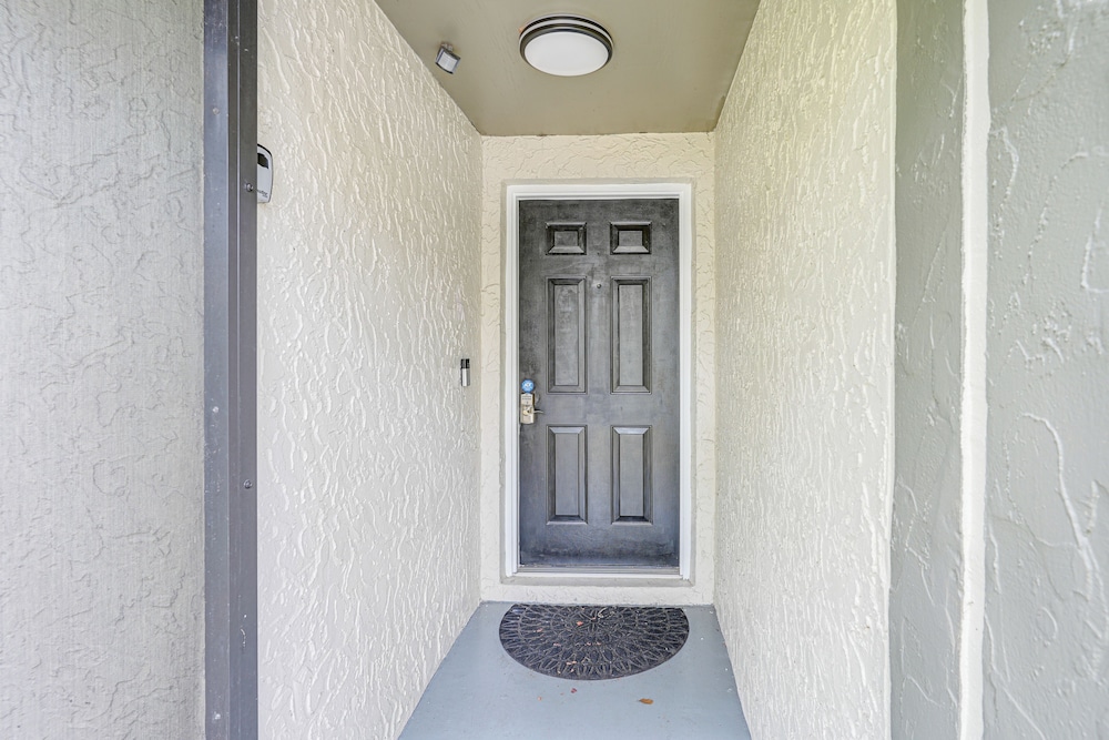 Explore & Relax: Chic & Cozy Retreat in Lakeland!