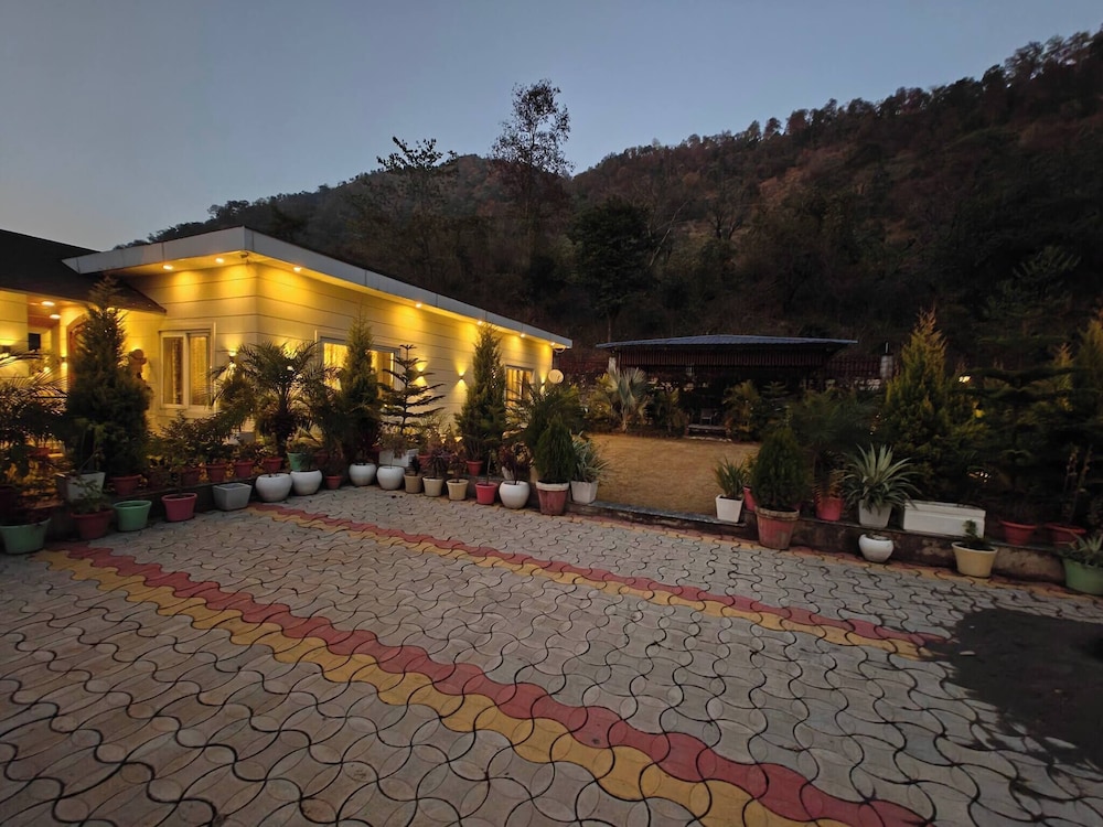 The Paradise - Luxury 3BR Villa Near the Airport in Dehradun
