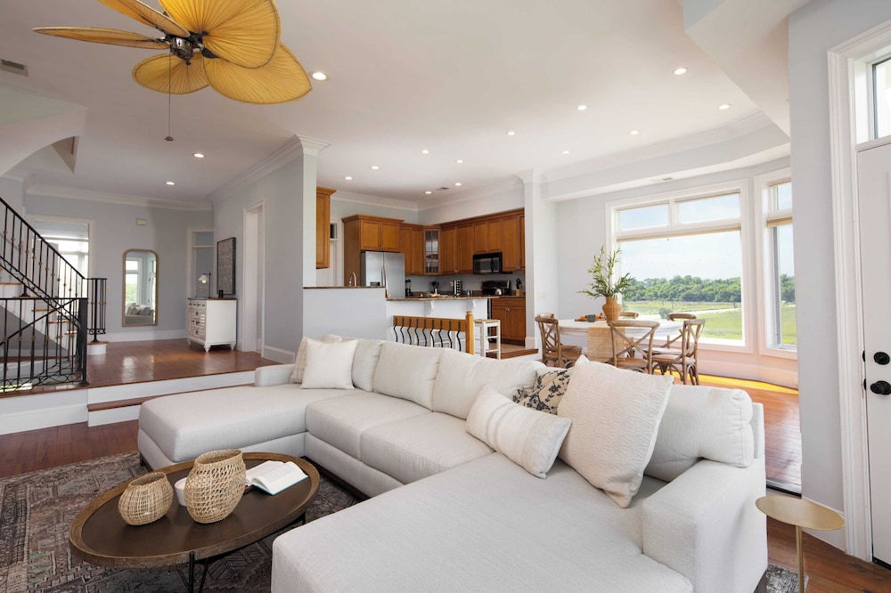 Sleeps 38 2 Homes, Steps to the Beach, Private Pool + Hottub, Game Room, Views