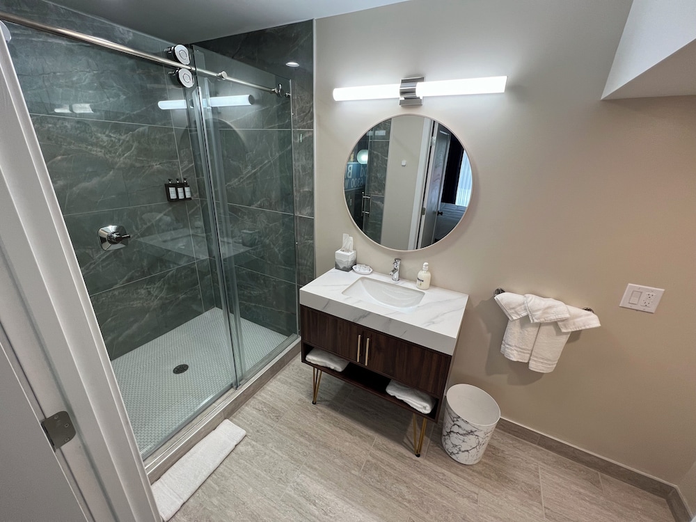 Lighthouse Inn & Suites