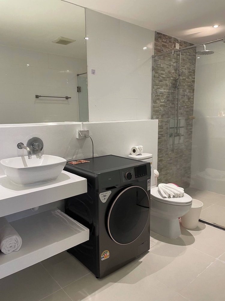 B11 Sunset Plaza Partial Seaview 1 Bedroom 1 Bathroom With Large Jaguzzi