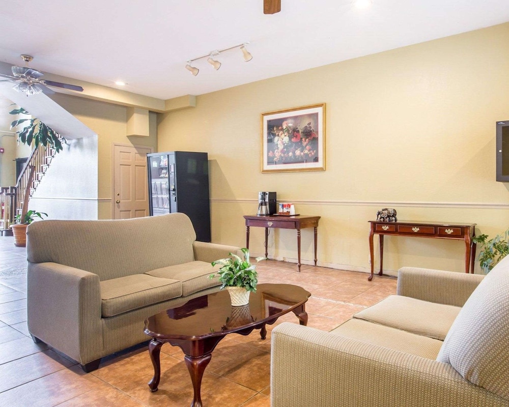 Birmingham Vacations - Econo Lodge - Property Image 4