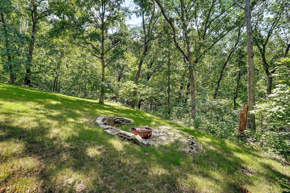 Bella Vista Vacation Rental w/ Private Back Deck!
