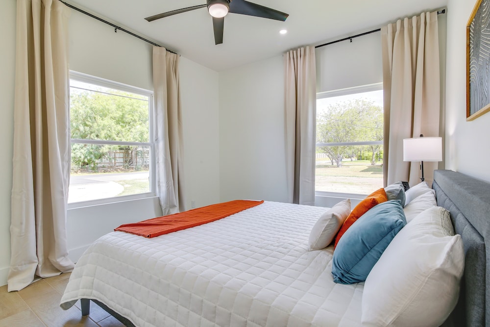 Modern Comfort: Brownsville Home Near Dtwn