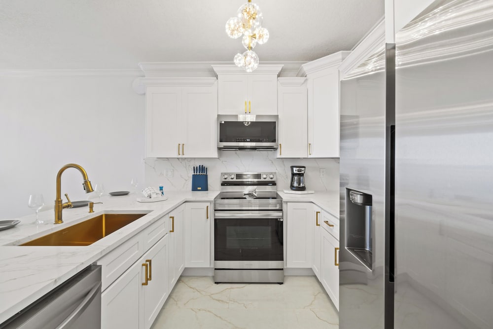 Twin Palms by Book That Condo