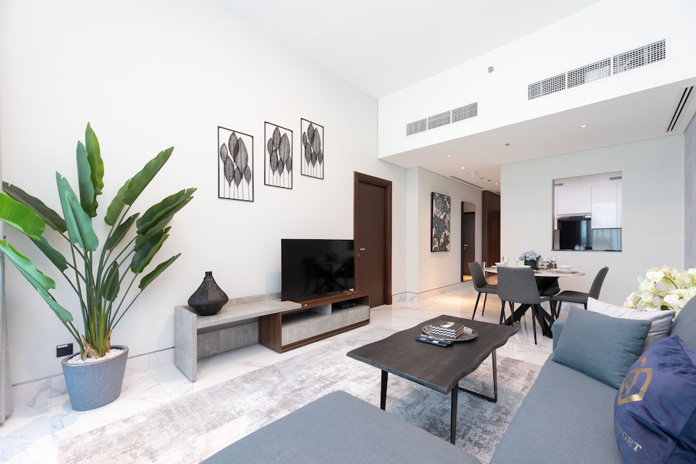 SIMPLY COMFORT Urban Chic Suites in J One Tower City & Canal Views