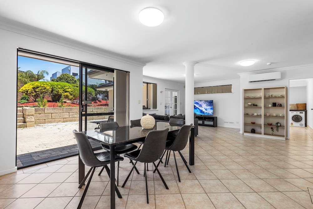 The Monaco Mansion Dianella - Sepal Stay