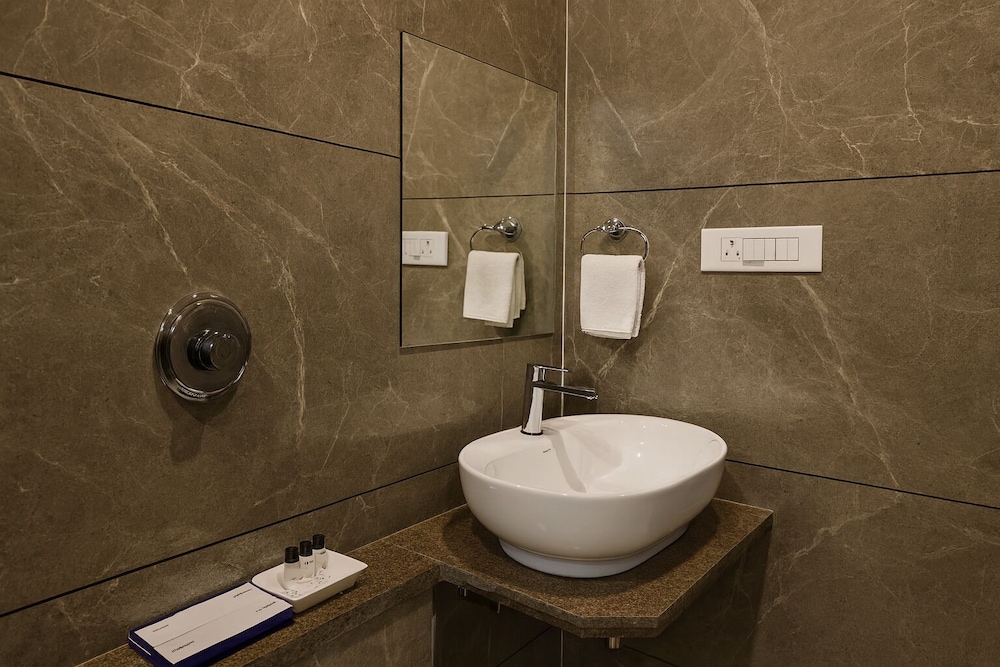 Lavender Hotels with Swimming Pool – Statue of Unity