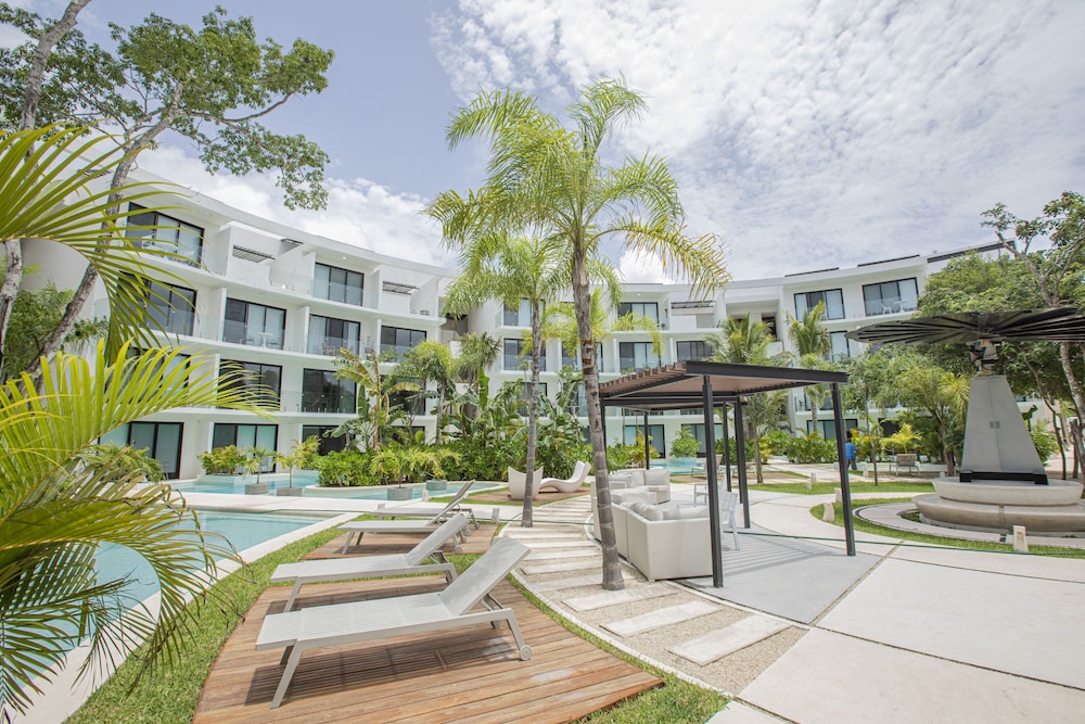 Hotel Central Park Lagunas By Sandy Powerful - Image 1