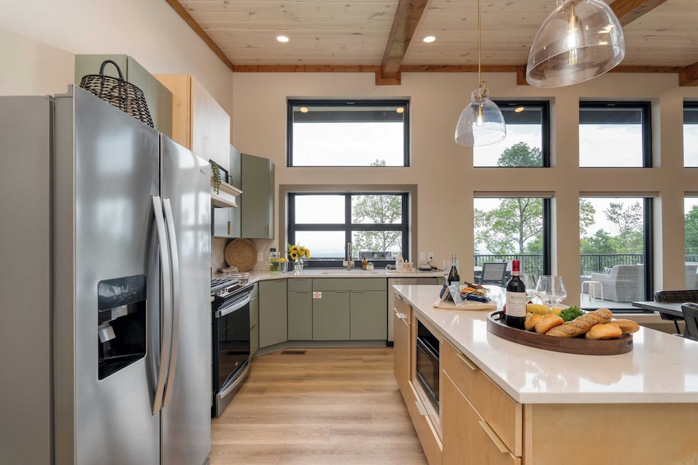 Luxury Group Retreat w/ Indoor Pool, Arcade & 56-mile Views Grand Vista Retreat