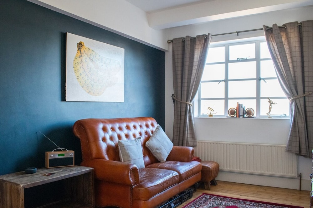 Beautifully Decorated Contemporary 2 Bedroom Flat