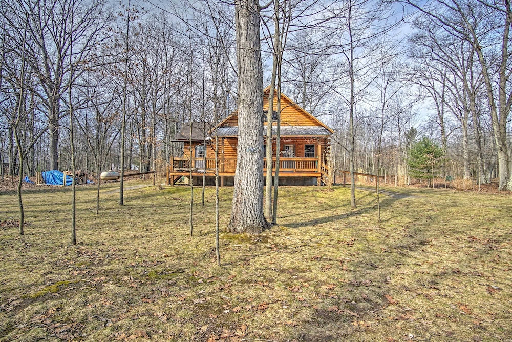 Remote Pentwater Cabin in the Woods: 5 Mi to Dtwn
