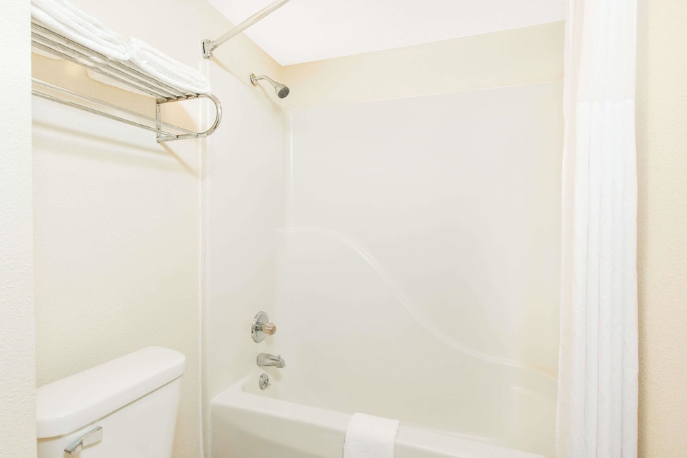 Effingham Vacations - Days Inn by Wyndham Effingham - Property Image 12