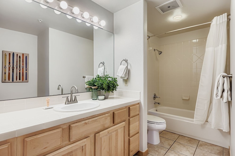 5094 Gateway 3 Bedroom Condo