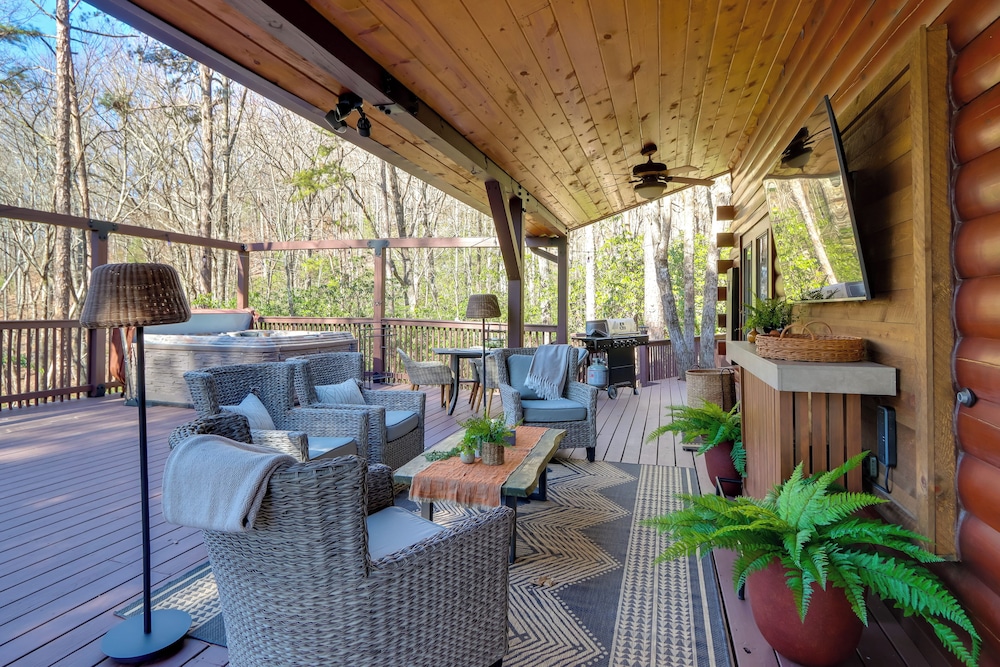 Fire Pit, Hot Tub & Grill: Murphy Family Retreat!