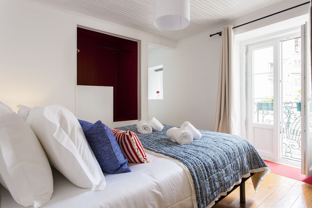 JOIVY Stylish 1-bed flat w/ city views in Alfama view 2