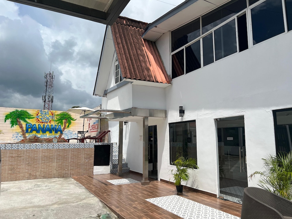 Express Inn Panama International Airport Hostel