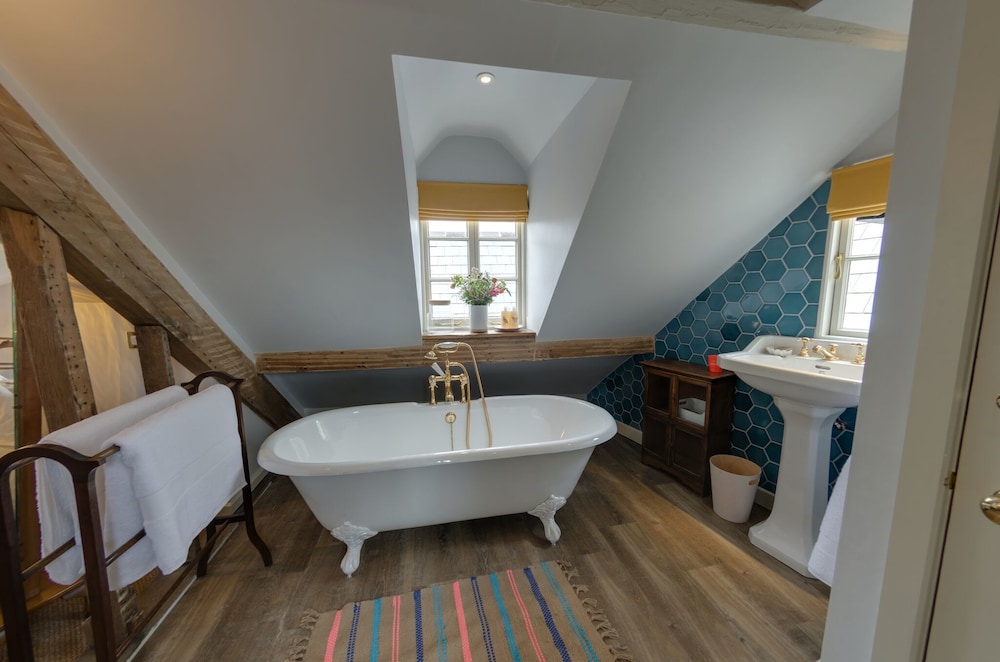 Woodstock Vacations - The Crown Inn - Property Image 4