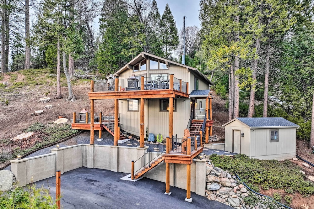 Hot Tub + Scenic Views: Luxury Twain Harte Cabin! view 3