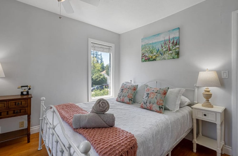 Cranbrook Vacations - Victorian Suite No Service Fees Heritage Home - Property Image 6