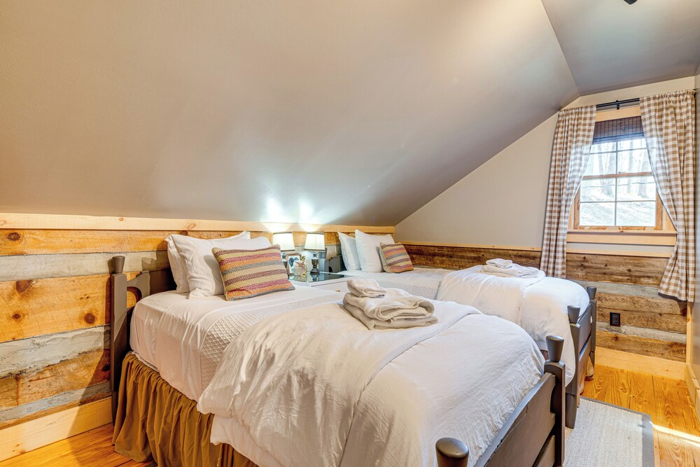 Hot Tub, Fire Pit & Creek Access: Whittier Cabin!