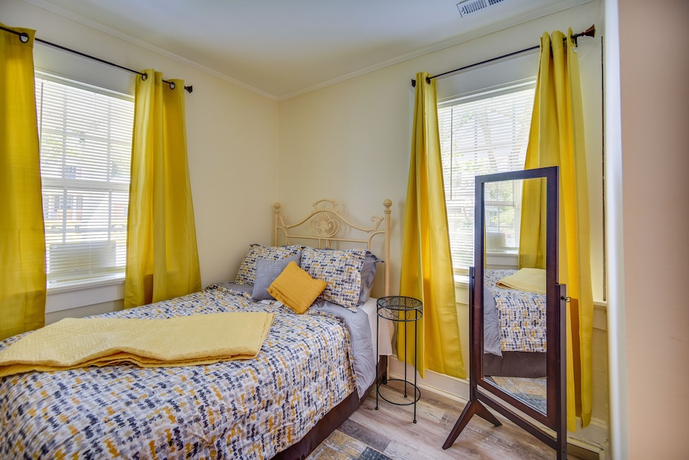 Charming Newport News Cottage < 1 Mi to Ocean! view 5