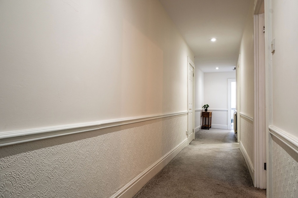 Garden Flat Apartment in Grosvenor Place
