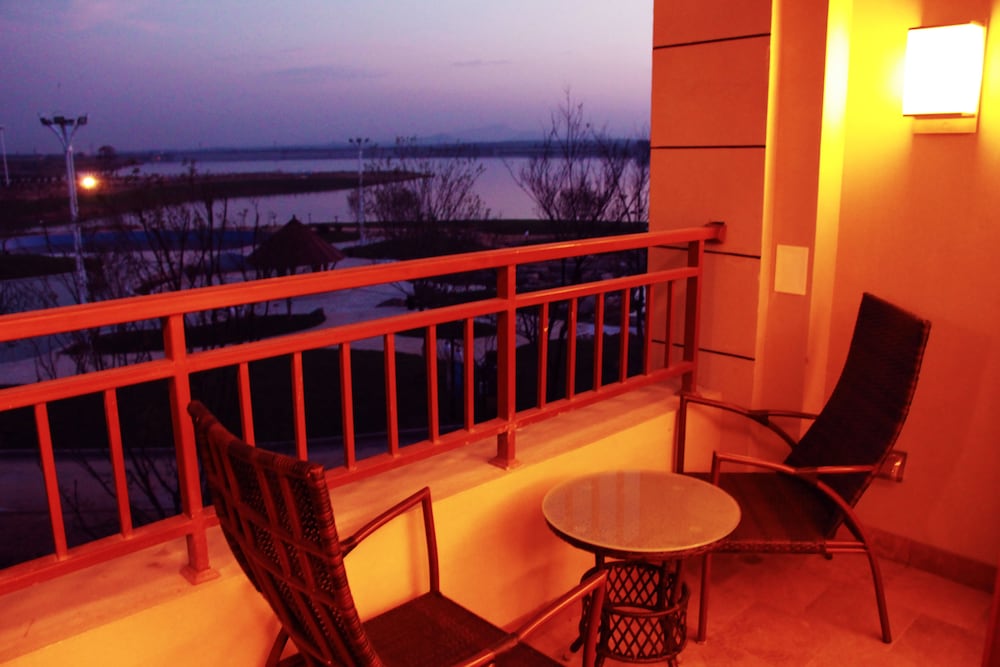 Queshan Lake Arcadia Intl Resort