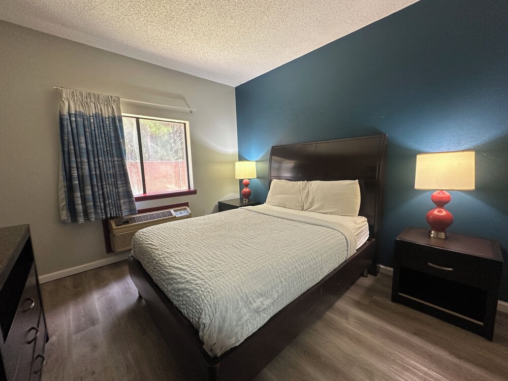 Budget Inn, Hwy 41