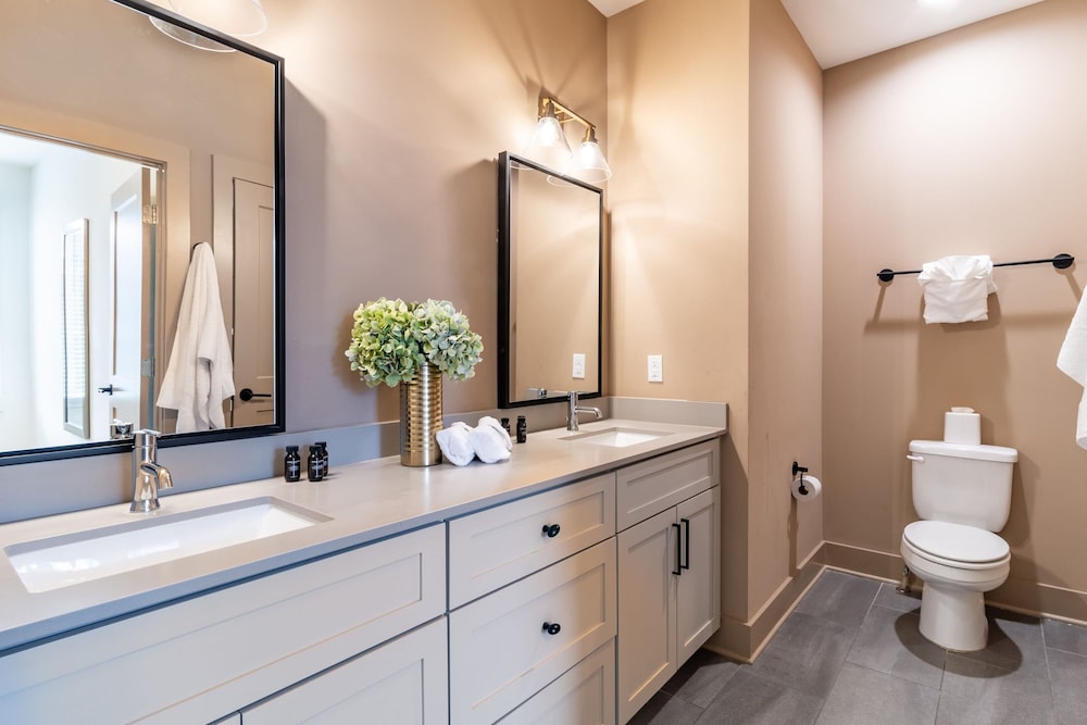 The Magnolia 4 by Avantstay Germantown Balcony
