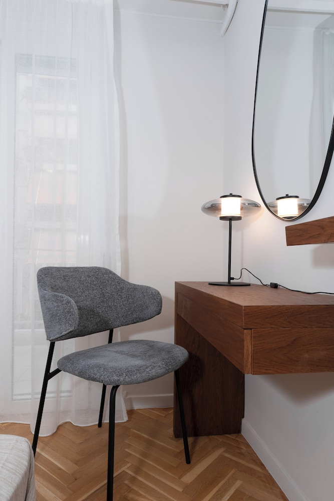Spacious & Stylish Athens Apartment - Walk To Metro
