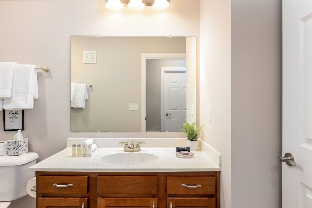 Woodland Penthouse 2BR W D Pool Gym Walkable