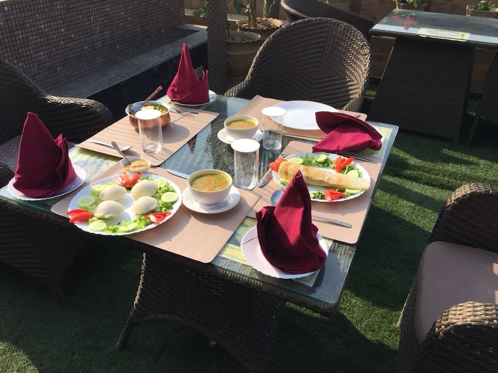 HOTEL PLATINUM PALACE NEAR MEDANTA HOSPITAL SECTOR 38