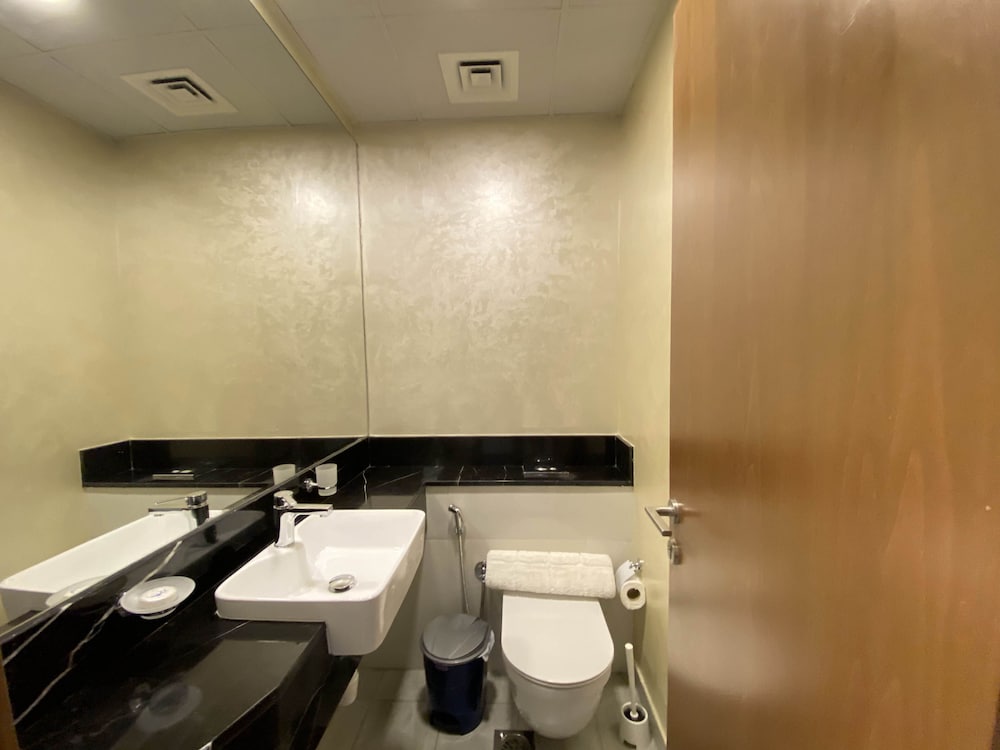 Lux BnB 2BD Canal Views Business Bay