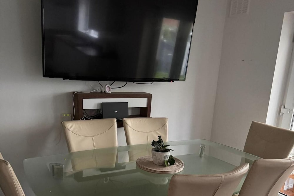 House - Sleeps 10 - Parking - Stn Close