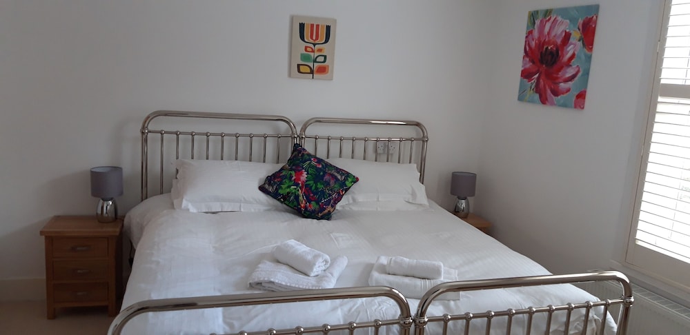 Lunas Cottage - Grove Road Cottages view 4