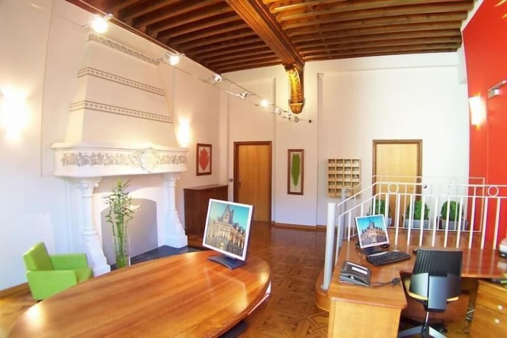 Apparthôtel Privilodges Grenoble Chateau Perrin view 2
