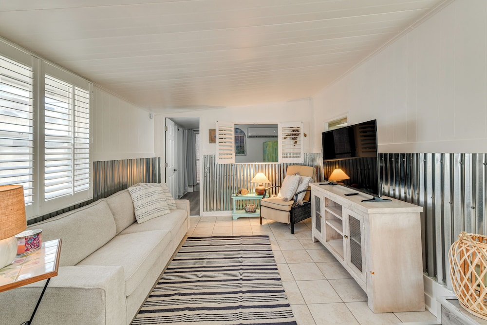 Screened-in Patio: Home 2 Mi to Cortez Beach!