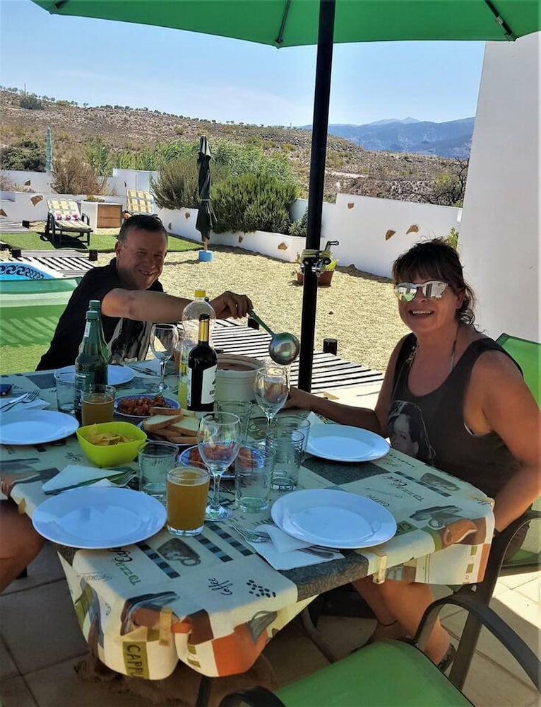2-bed Villa Sleeps 5 - Private Pool & Free Parking