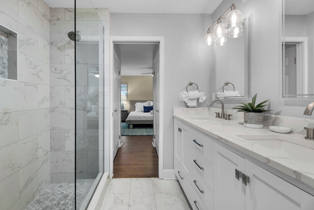 Sleeps 8 w/ Resort Pools, Tennis, Golf & Beach Access + Attraction Tickets!