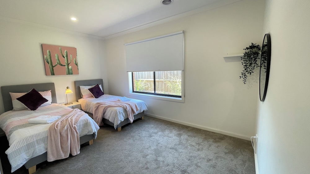Relax 5 BRM Rental house near Melton