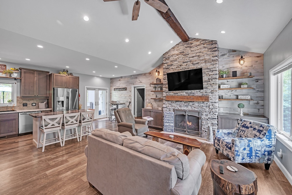 Lakeside Retreat With Hot Tub & Game Room 3 Bedroom Home