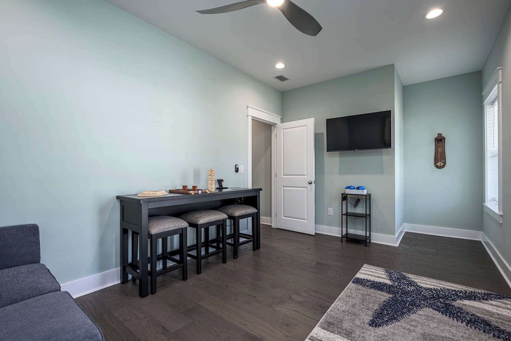 Beach to Bay 3BR Retreat - Cowboy Pool & Golf Cart