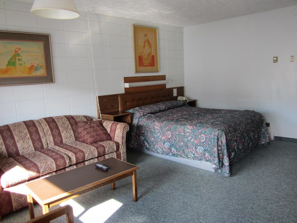 Camelot Court Motel - Image 2
