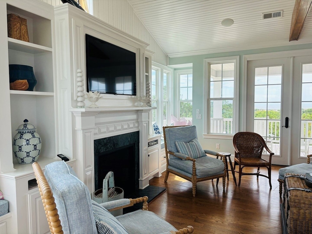 Gray Goose 5 Bedroom Home by RedAwning