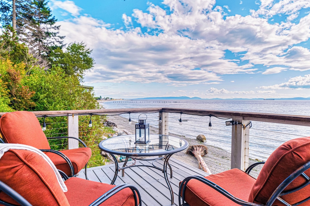 2 BR Beachfront Cottage w/ Grill & Expansive Deck