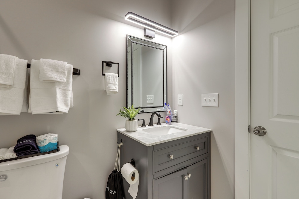 Pet-friendly ATL Hub - 9 Mi to Downtown
