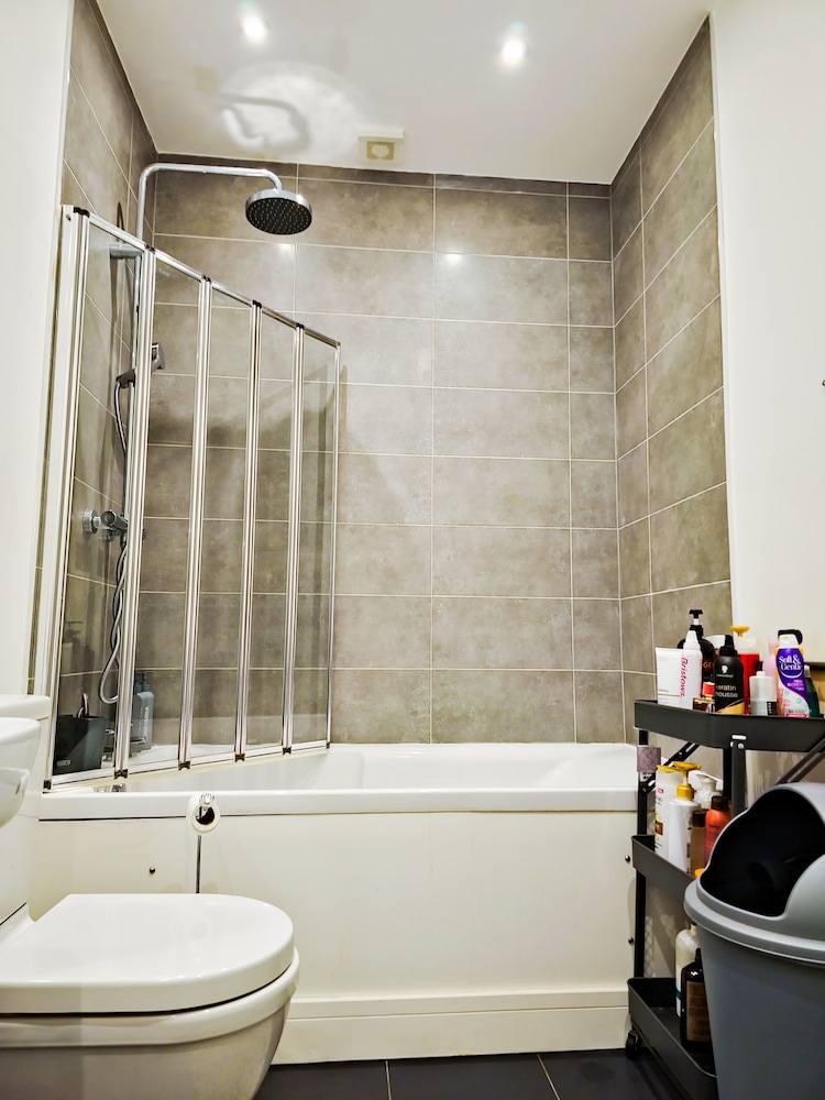 Cleave House - Stylish & Chic 3 Bed House Mins From Central London