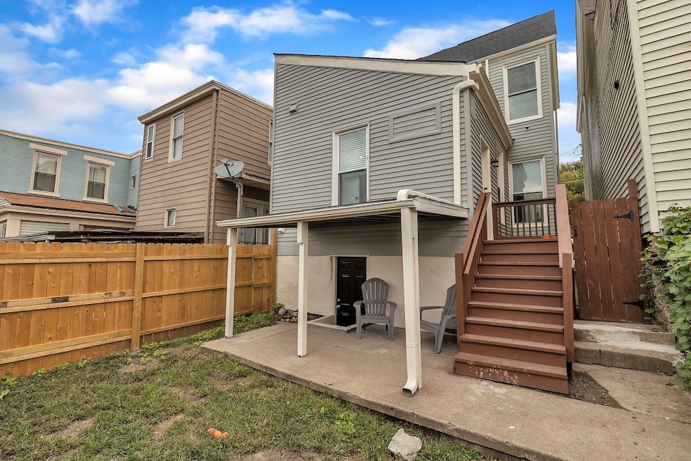 Recently Renovated Home In The Heart Of Bellevue! 2 Bedroom Home by RedAwning view 4