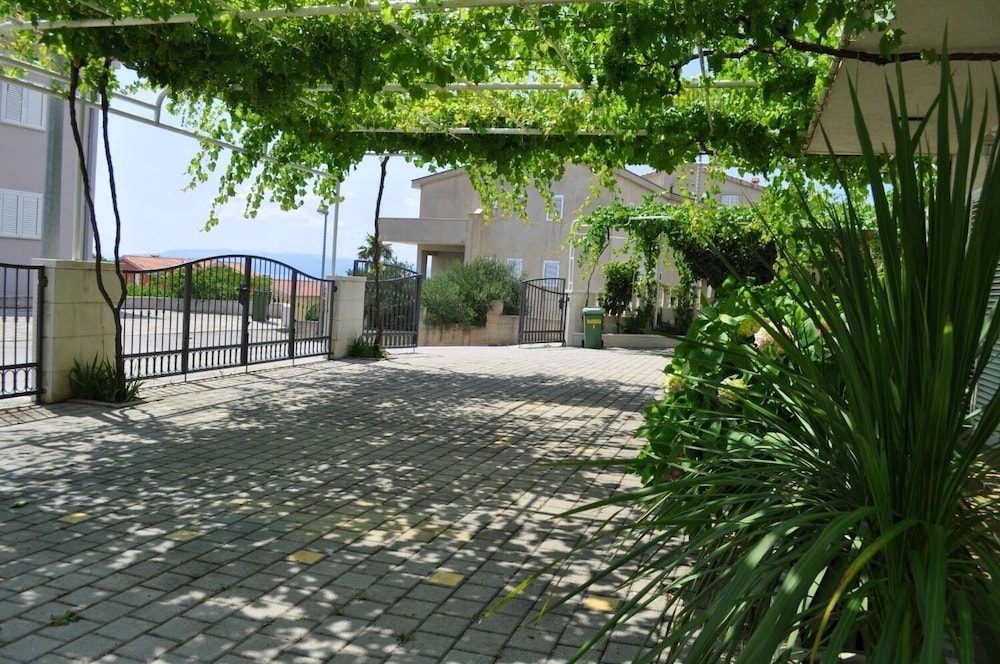 Ivi - big Parking and Courtyard - SA6 view 5